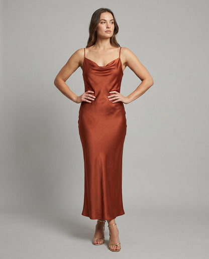 Robe satinée élégante femme tendance